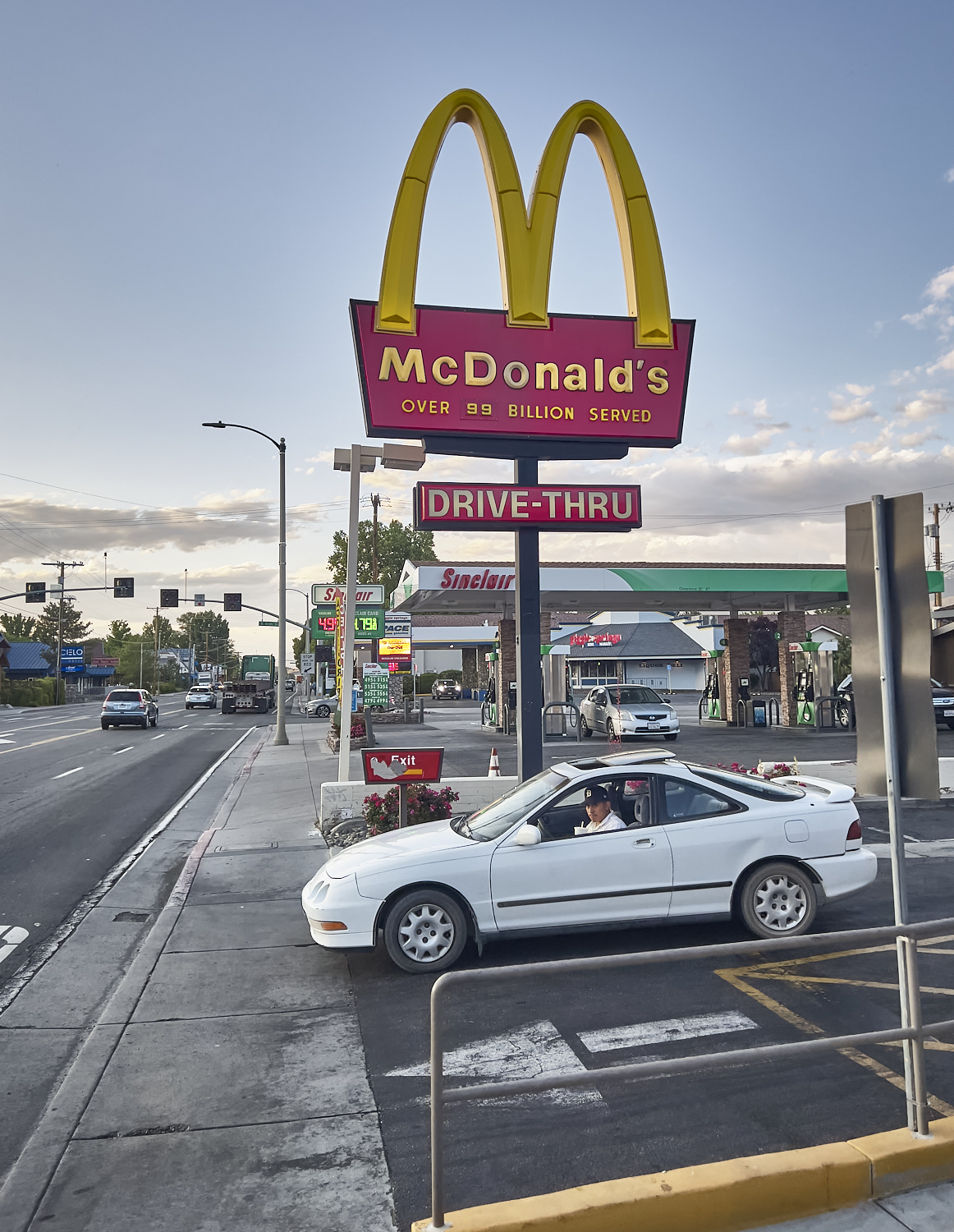 The main street in bishop with Mc Donald´s and gas stations.