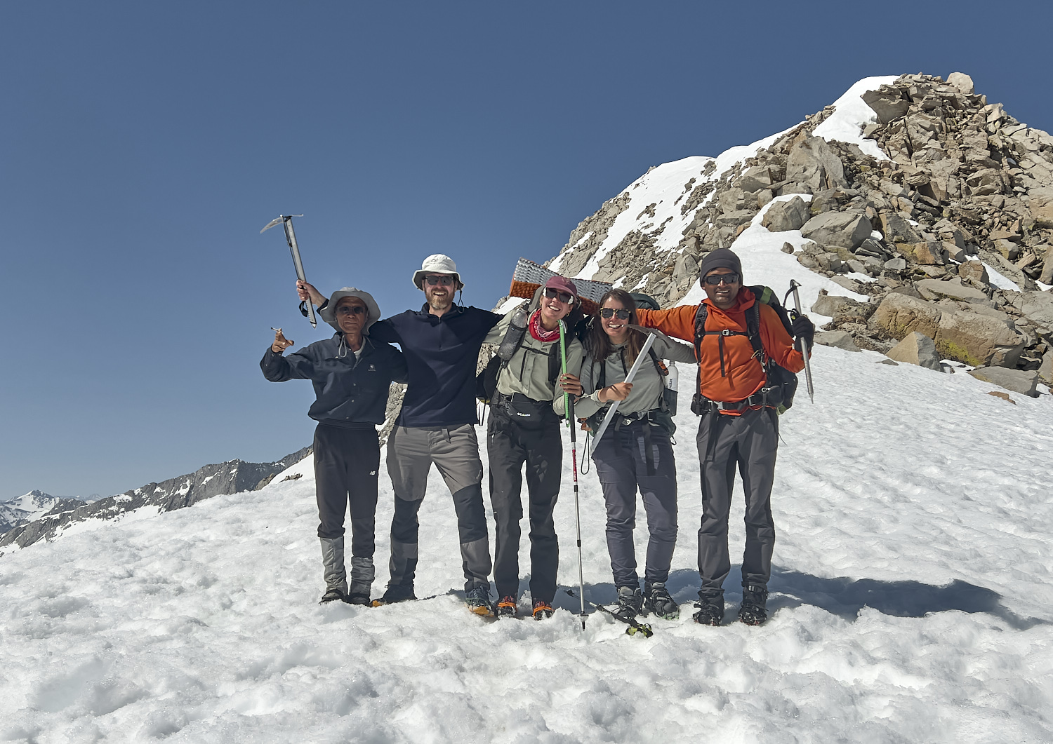 Group photo at the snow-covered Mather Pass.