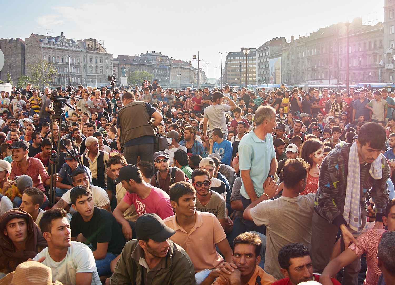 Migranten vor dem Bahnhof Budapest Keleti