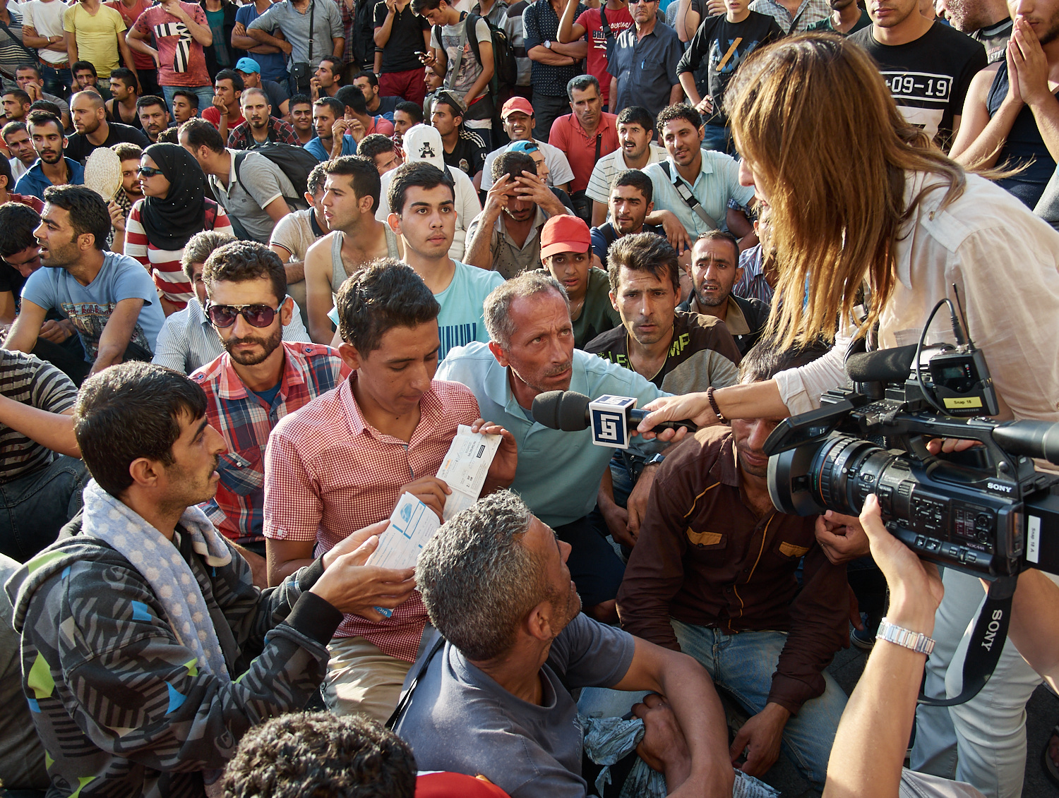 Migranten vor dem Bahnhof Budapest Keleti