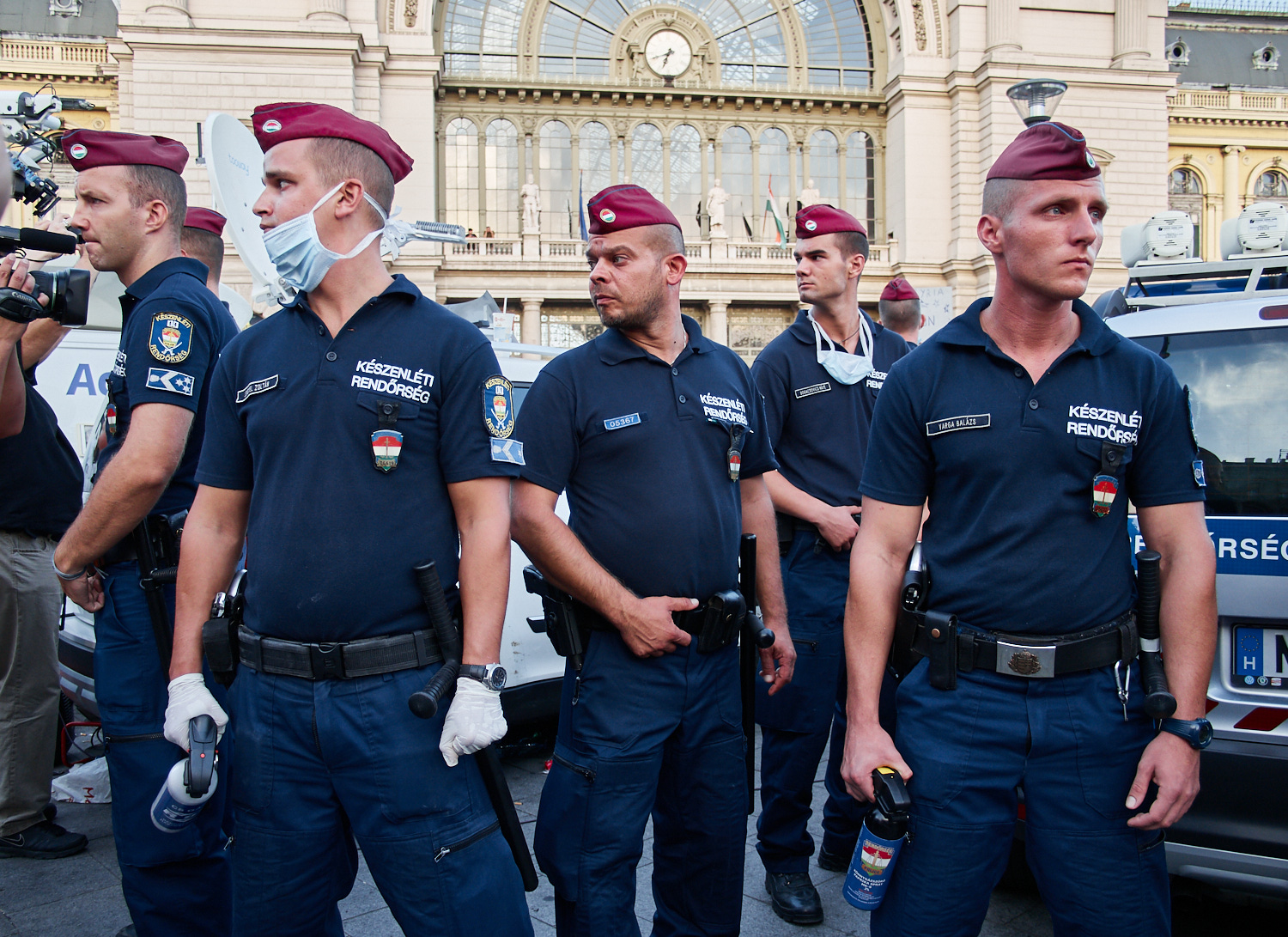 Ungarische Polizisten vor dem Bahnhof Keleti