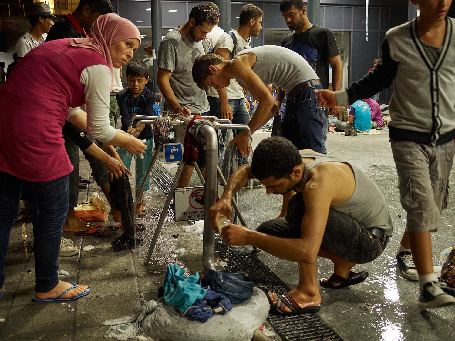 Eine provisorische Wasserstelle am Bahnhof Keleti