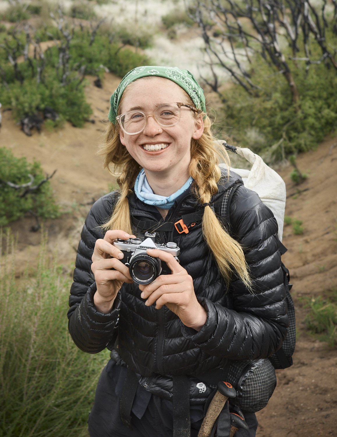 „Thirty-five“ from San Francisco is photographing her thru-hike with her old Olympus OM-1.