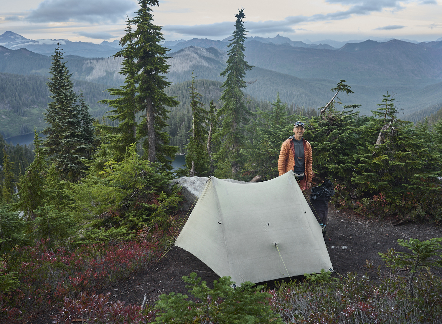 „Juice“ from Pennsylvania is standing next to his tent in the gorgeous mountain range of the Northern Cascades.