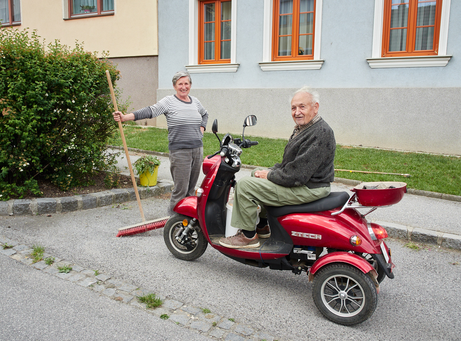 Zwei alte Menschen im Weinviertel