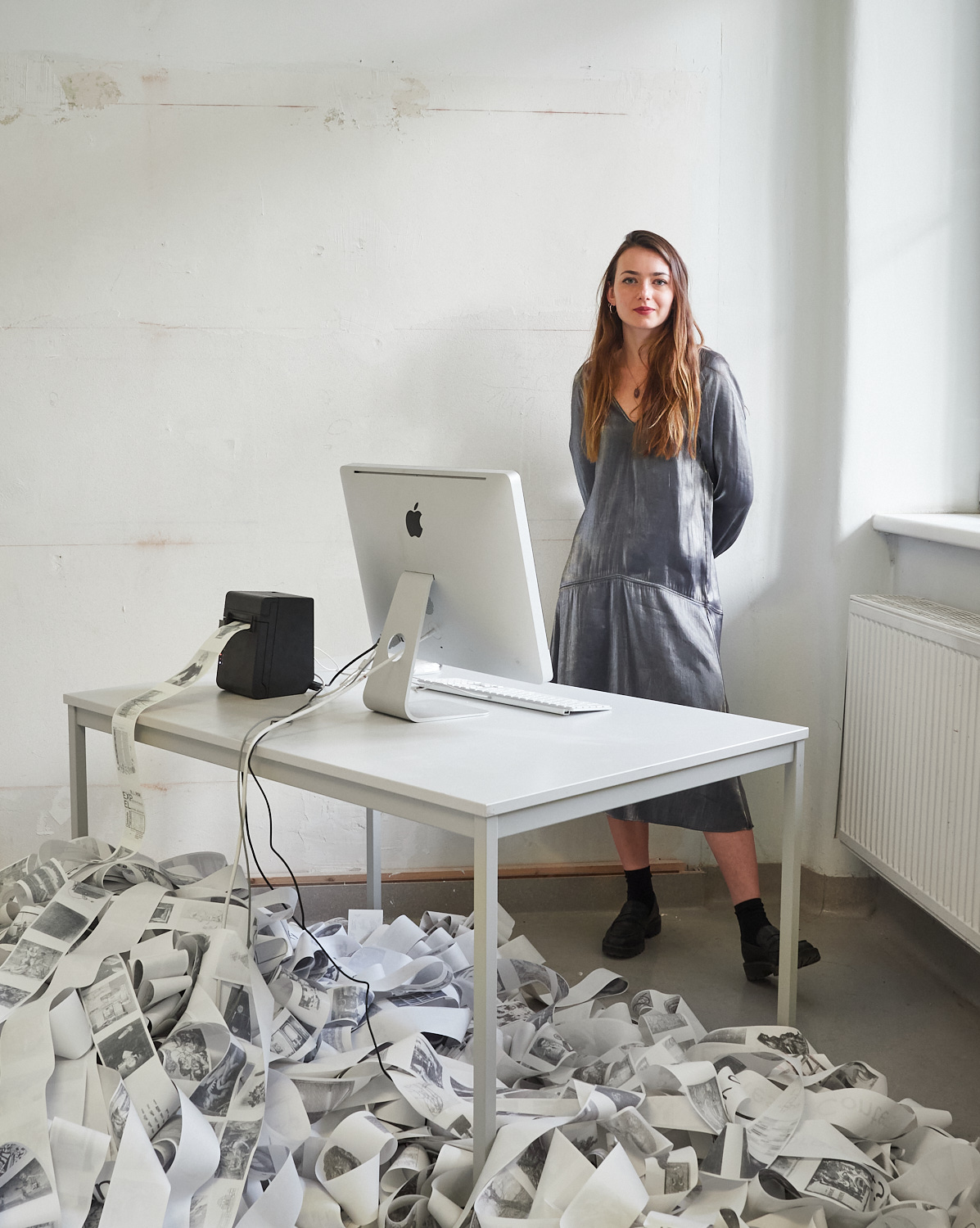 Eine junge Frau bei einer Kunstinstallation.