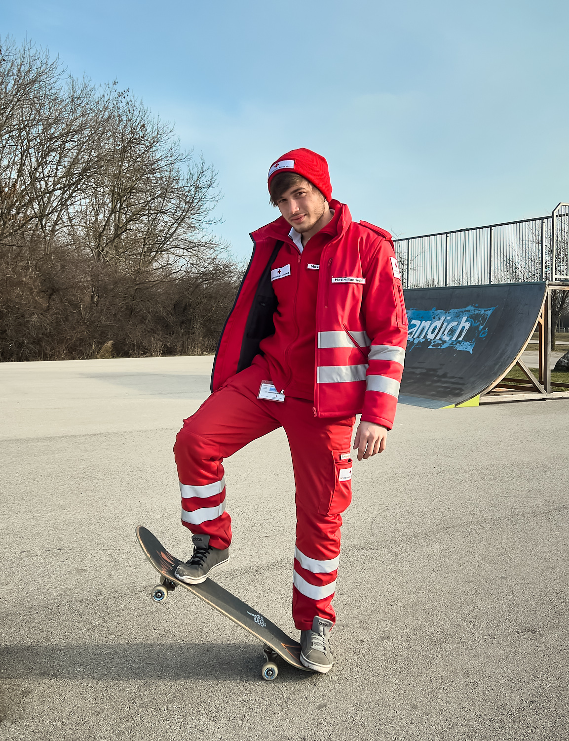 Ein junger Sanitäter nutzt eine kurze Pause für Übungen auf dem Skateboard.
