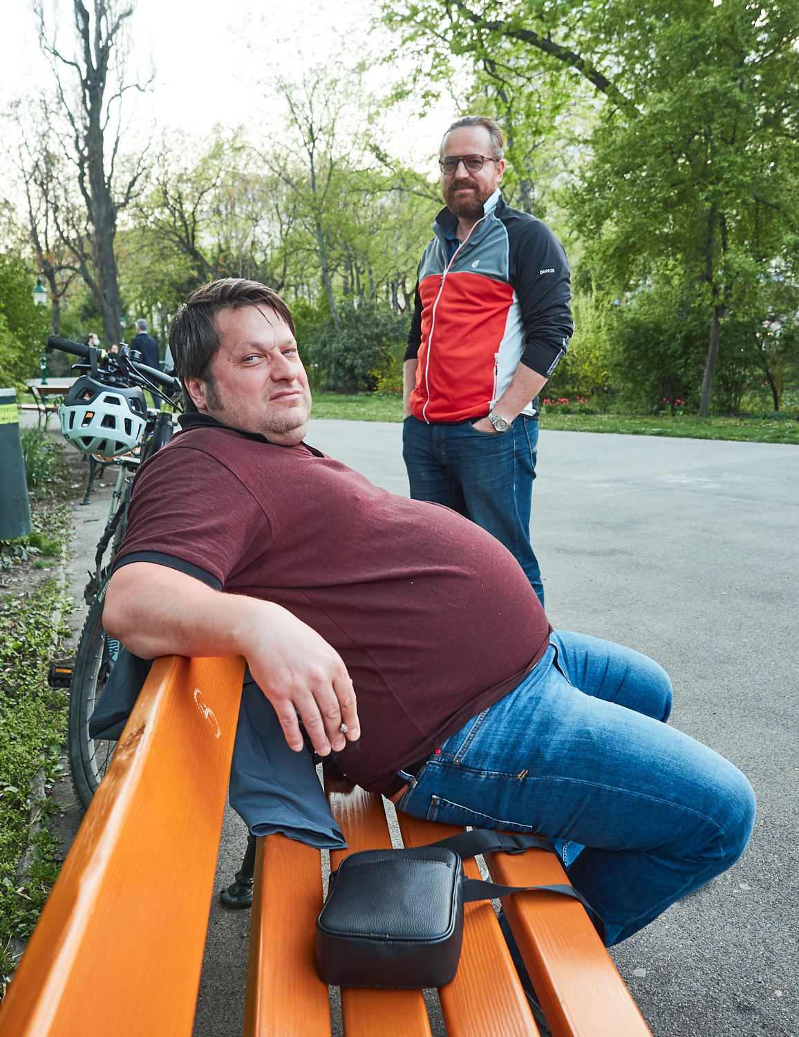 Zwei Männer im Stadtpark in Wien.