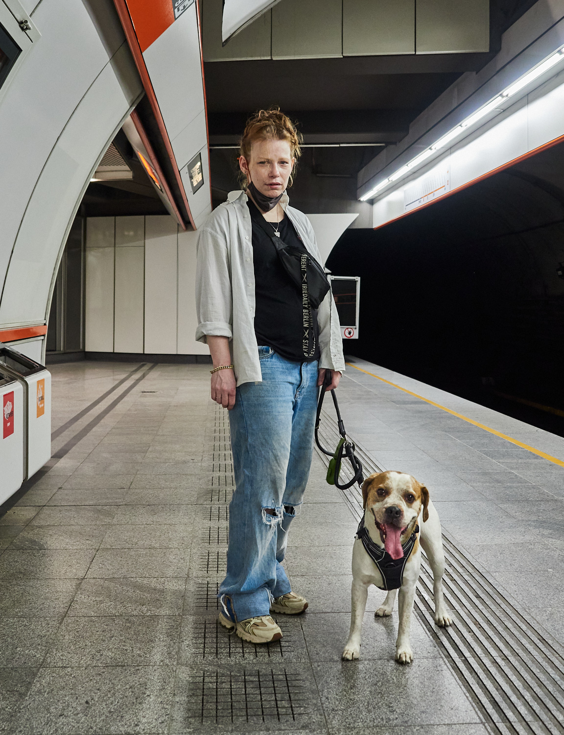Eine Frau mit ihrem Hund in einer U-Bahn-Station in Wien.