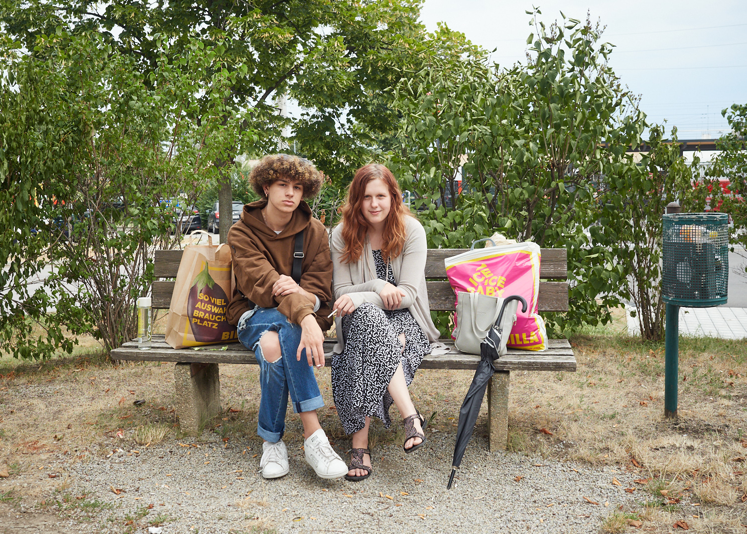 Zwei junge Menschen auf einer Parkbank im Weinviertel.