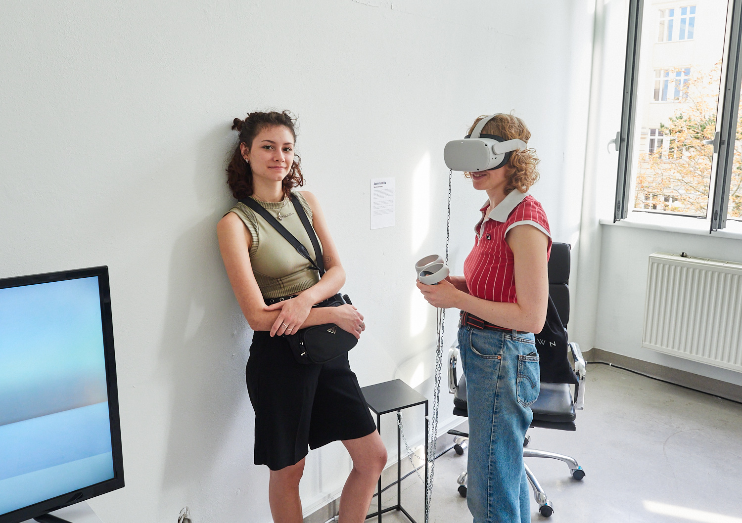Zwei junge Frauen auf einer Kunstmesse.