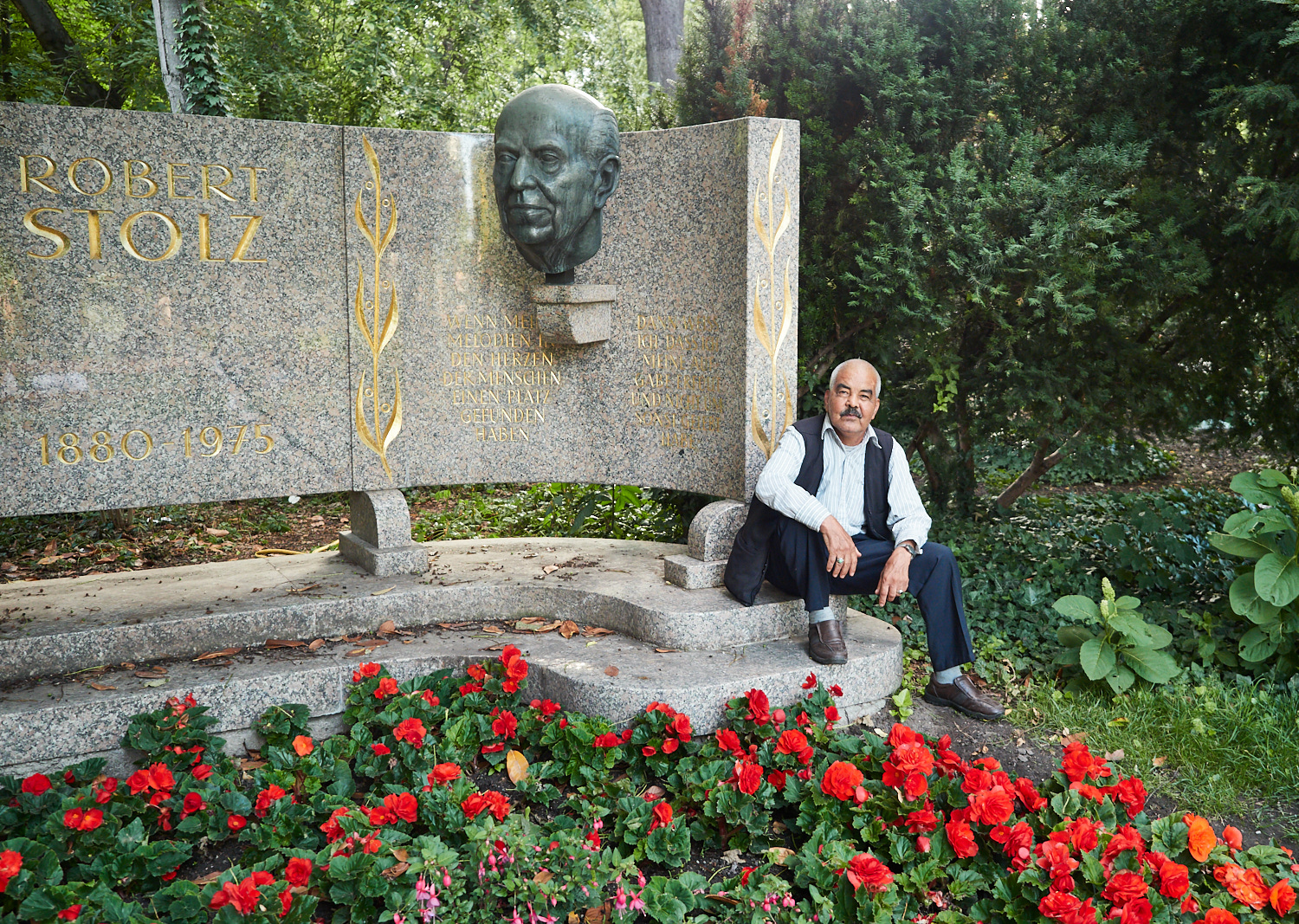 Ein Mann beim Robert Stolz Denkmal im Wiener Stadtpark.