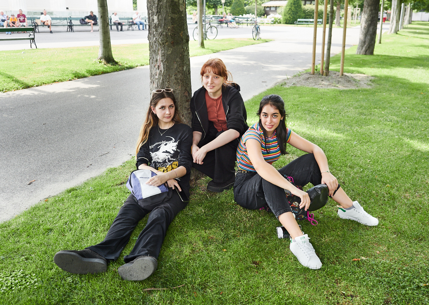 Drei junge Frauen im Volksgarten in Wien.