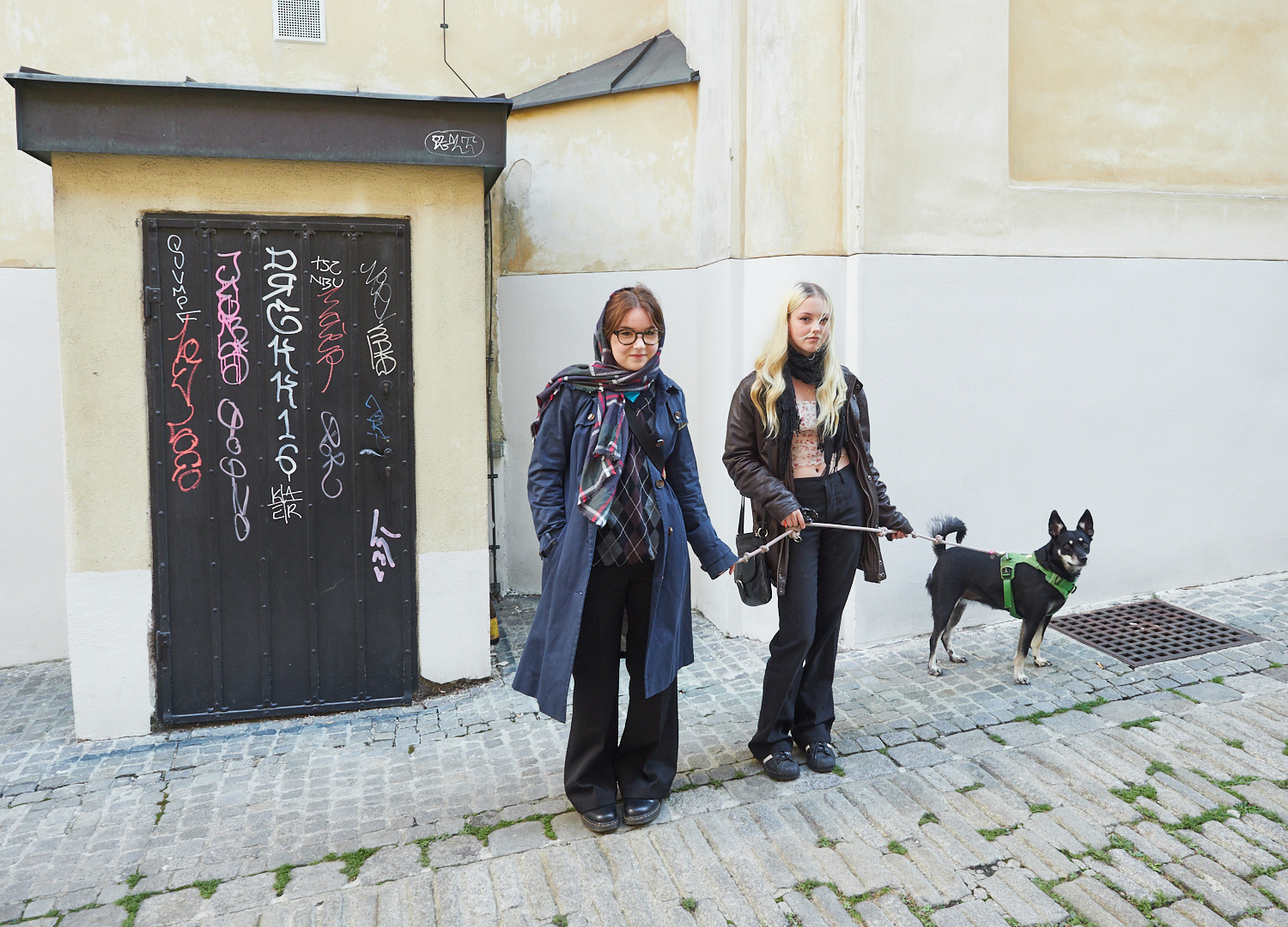 Zwei junge Frauen mit Hund vor der Ulrichskirche in Wien Neubau.
